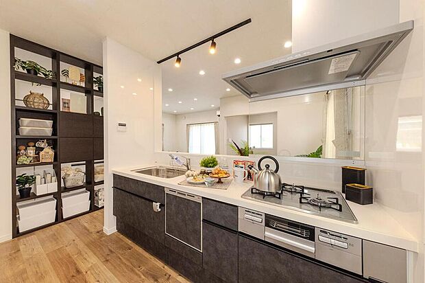 【【キッチン/当社施工例】】システムキッチンは、食器洗浄乾燥機や人造大理石のカウンタートップなど、先進の設備・仕様を採用しています。背面に洗面室があるので、朝のお洗濯やお弁当作りも捗ります。