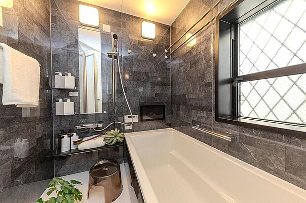 【【浴室/当社施工例】】足を伸ばしてゆったりお湯に寛げる、スクエアタイプのバスタブを採用。防水テレビと、ミストサウナ機能付きガス温水浴室暖房乾燥機「ミストカワック」を搭載しています。