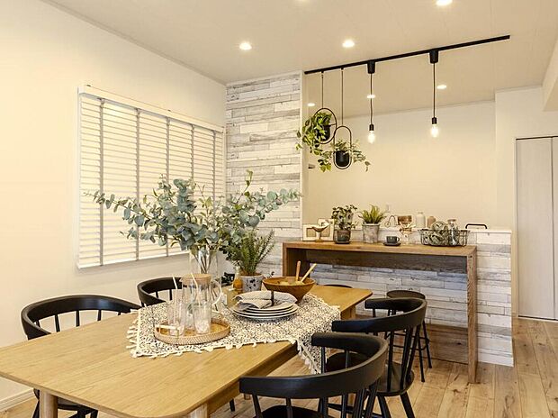 【【ダイニング/当社施工例】】横長LDKだから、ダイニングとリビングの空間を分けて使うことができます。アクセントクロスと吊り下げ式の照明が相まって、お洒落感が際立ちます。