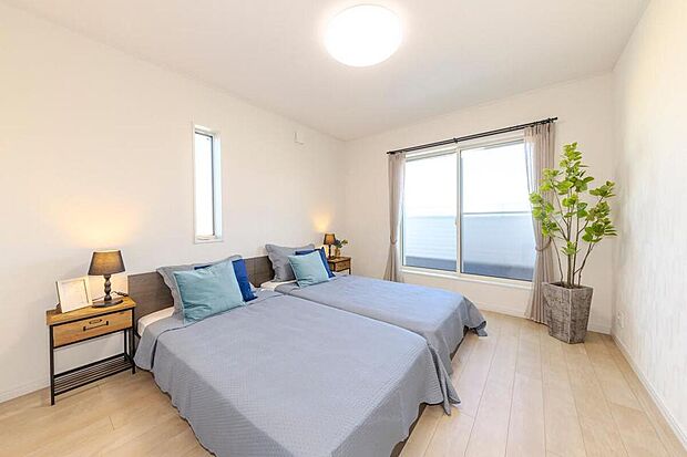 【【洋室/当社施工例】】大きめの窓から爽やかな光が差し込む、採光に配慮された明るい洋室です。毎朝スッキリ目覚めて、気持ちよく一日をスタートできそうです。