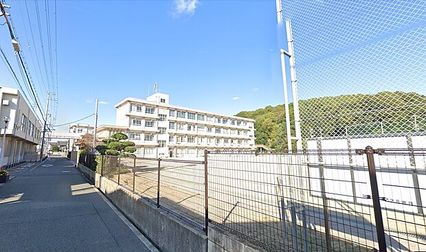 【勝原小学校まで徒歩約5分】低学年のお子さまにも通学しやすい距離に小学校があり、幼稚園や保育園も徒歩7分圏内！小さなお子様と歩いての登園がしやすく、朝の時間にゆとりが生まれます。