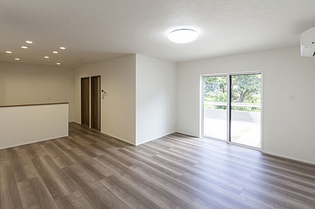 【【1階約19.8帖LDK/A号地】】ゆとりあるファミリースペース。明るい木目がナチュラルな印象です。リビング階段下スペースは2箇所の収納スペースに。ご家族が集うからこそ物が増えがちなリビングをキレイな状態でキープいただけます。