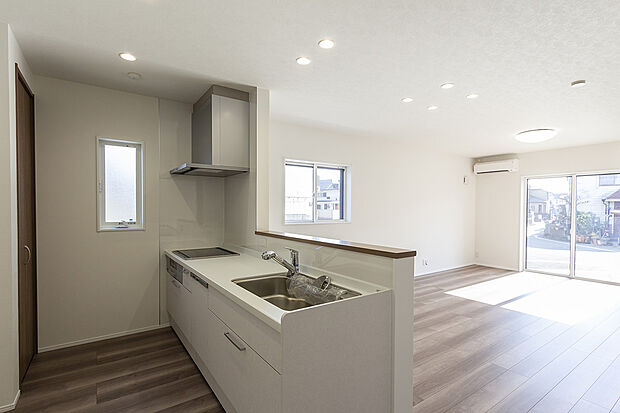 【【1階キッチン/C号地】】お料理の配膳やお片付けがしやすい対面式キッチンは、キッチン上部に吊戸などを配置しないことにより開放感を損なわず広々。食器洗い乾燥機付きで食後の洗い物の負担が少なくなり、時間にゆとりが生まれます。