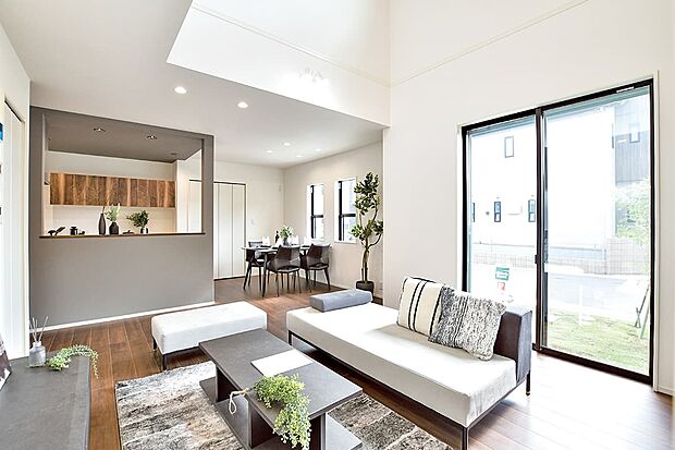 ご家族の団らんや寛ぎの中心となるリビング空間をさらに際立たせる吹抜け天井プラン。（14号棟）