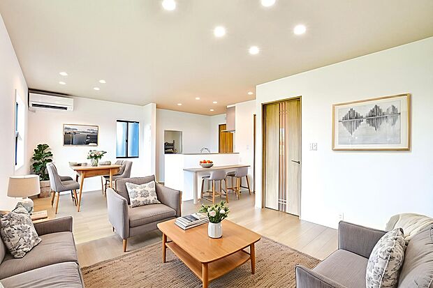 陽当たりのよい南の窓に沿ってレイアウトされたLDK。キッチンに立つだけでリビングが見渡せます。（1号棟※建物は現物となります。生活イメージの喚起のために家具を合成しております。）