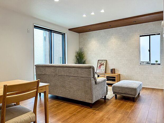 陽差しが心地よく差し込むリビングスペース。窓際にソファを置いてくつろぎの空間を演出すれば、自然とみんなが集まるお気に入りの場所に。ずっとそこに居たくなる居心地の良い空間です。（1号棟）