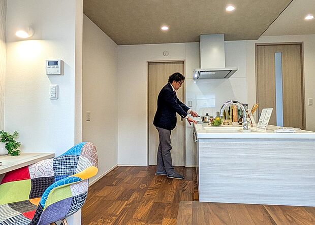 折下天井が上質感を演出しているLDK空間。キッチンは広い作業スペースで、快適なお料理をお楽しみいただけます。（2号棟）