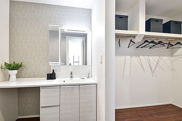 【洗面台・洗面所】ゆとりの広さの洗面室。鏡裏収納付3面鏡型の独立洗面化粧台は、作業スペースもあり、広めで使いやすくお手入れもラクラク。（14号棟）