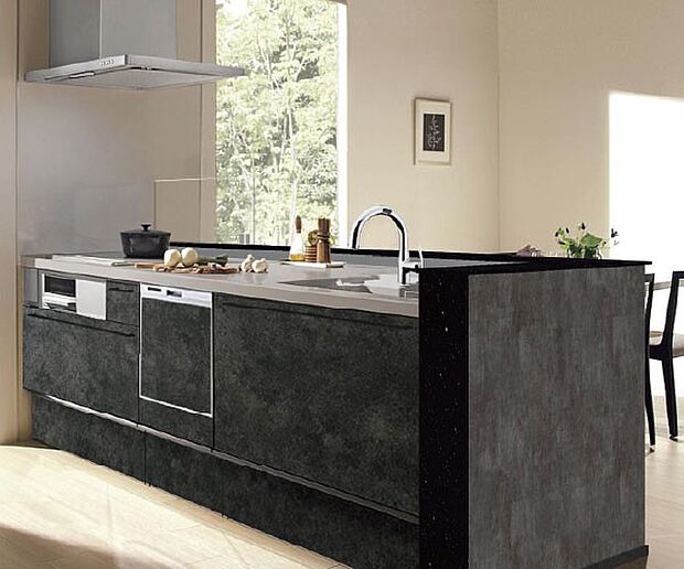 【キッチン】家族でのコミュニケーションがとれる対面型システムキッチン。横一列にシンクとコンロをまとめたシンプルな形です。動きやすさとスタイリッシュなデザインが魅力。