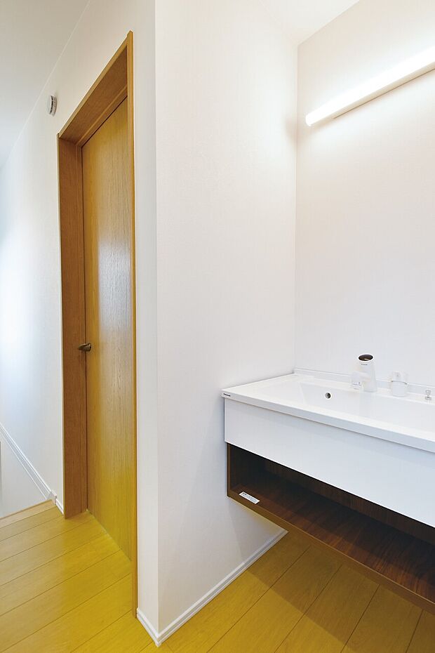 【洗面台・洗面所】洗面台を2階にも設置することで、朝の身支度をスムーズにしたり、掃除や加湿器の水の補充、寝る前の歯磨きなども1階に降りずに行えます。(1号棟)