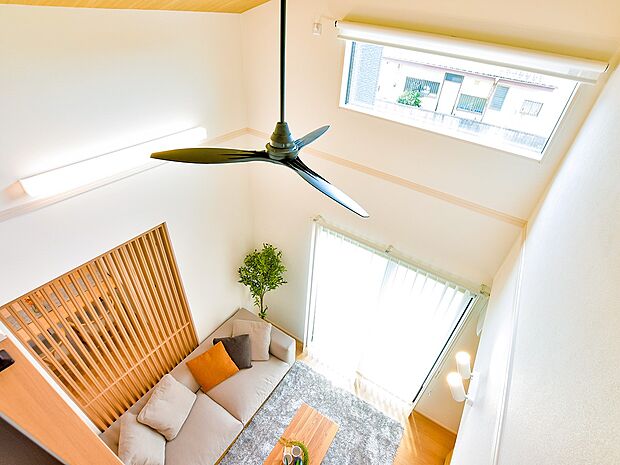 【その他画像】【吹抜けリビング】自然の光と風が心地よく巡る、吹抜けリビング。天井の高いリビングが明るく開放的な空間を作ります。※画像はイメージです。実際の商品とはデザイン・仕様が一部異なります。