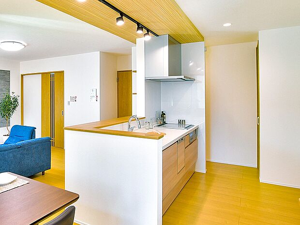 【その他画像】【お手伝いキッチン】キッチン周りをクルクルと回れる、回遊型キッチン。家族が協力しやすく、料理の時間も楽しくなりそう。※画像はイメージです。実際の商品とはデザイン・仕様が一部異なります。