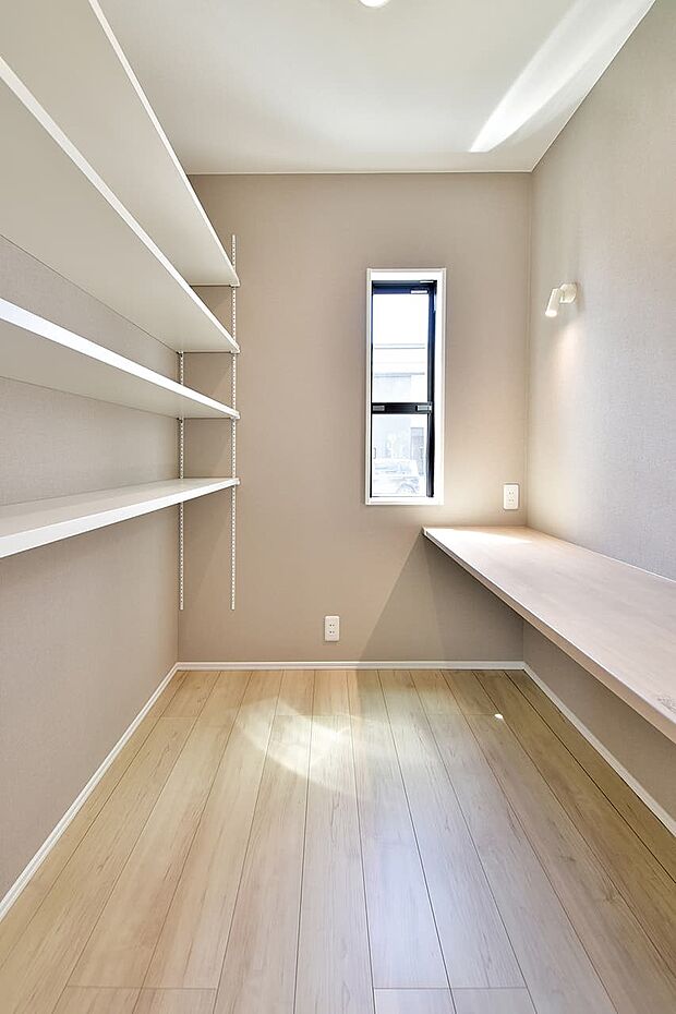 【リビング】子ども達の学習スペースやワーキングスペースなど、用途やスタイルに応じて多彩に活躍するファミリースペース。（4号棟）