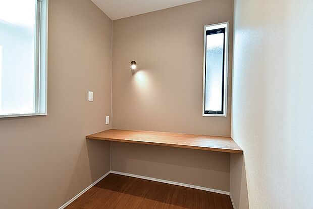 【その他内観】2階ホールに設けたカウンタースペース。家事スペースや「ちょっと一息」のスペースにも。（5号棟）