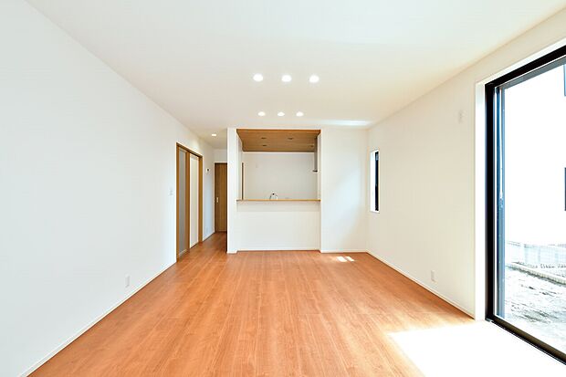 【リビング】LDKは開放的なワンルーム設計。キッチンからは全てが見渡せ、家事をしながらお子様の動きを見守れます。（1号棟）