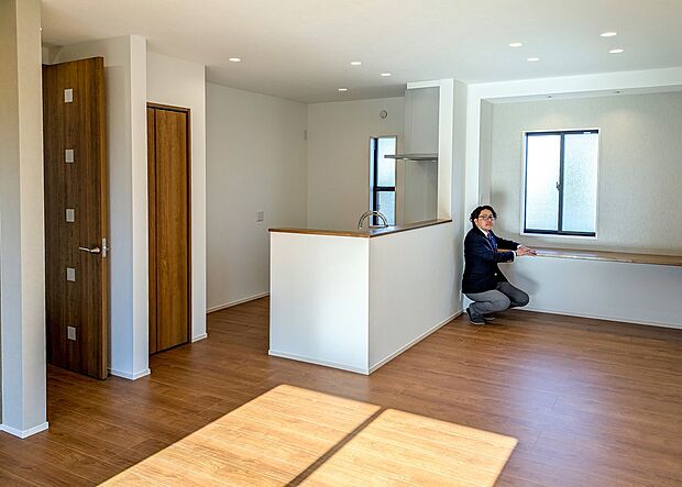 【その他内観】リビングには存在感のあるアクセントウォールを設置。家族団らんのくつろぎ空間をモダンに演出しました。（8号棟）