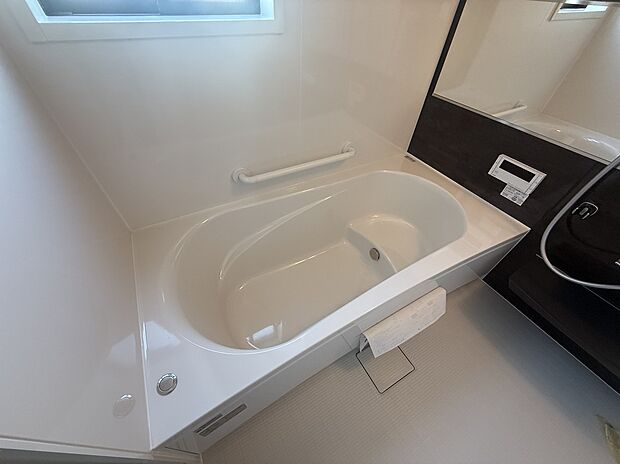 【システムバス】機能性が高く快適なシステムバス。広めの設計で、快適なバスタイムが楽しめます!浴室暖房乾燥機付きで衣服の乾燥やヒートショック対策もできます。お掃除もラクラク!