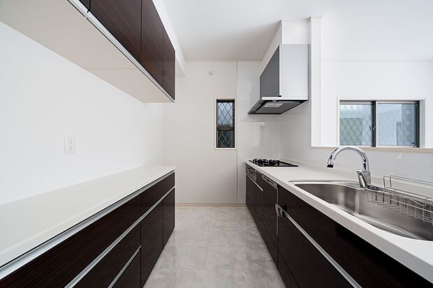 【キッチン　施工例】機能性が高いシステムキッチン。お手入れやお掃除もラクラク！毎日のお料理が楽しくなります！