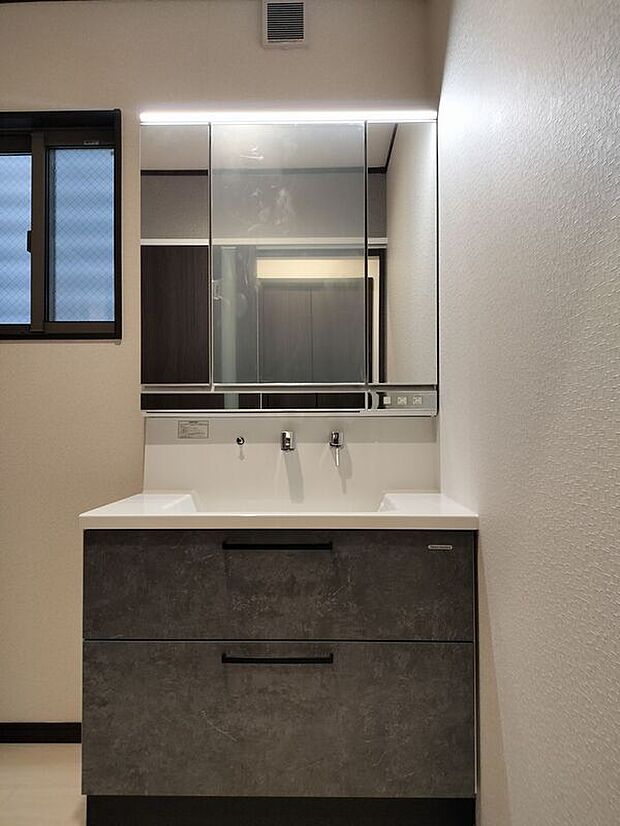 【洗面化粧台（施工例）】手洗いのほかドレスアップやシャンプーもでき、収納力も高い洗面化粧台。水ハネしにくいボウルがカウンター部分と一体になっていることでお手入れやお掃除もラクラク！