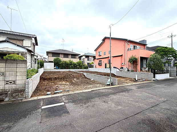 現地外観　2棟ともに18帖以上の豪華広々LDK♪並列駐車可能♪快適な暮らしを支える機能的な設備仕様も魅力の住まい。是非現地をご見学ください。