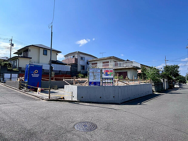 現地写真（7月中旬撮影）　敷地面積124m2超！車通りの少ない閑静な住宅街に佇む、南側約6.0m公道に面した日当たりが良い限定2邸♪