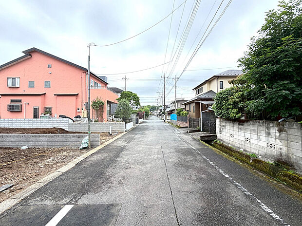 【前面道路】車通り少ない閑静な住宅街に佇む限定2邸！駐車が苦手な方も安心。
