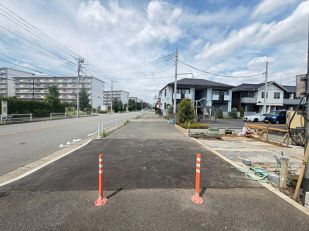【8/20撮影　造成完了】広々とした前面道路に加え、駐車スペースは2台分を確保（1台小型車）。ご家族のカーライフを快適にサポートします。