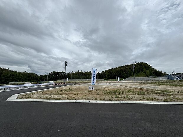 ＜現地（2024年6月）撮影　12-7号地＞近隣には学校や商業施設、病院があり利便性の高い立地です！