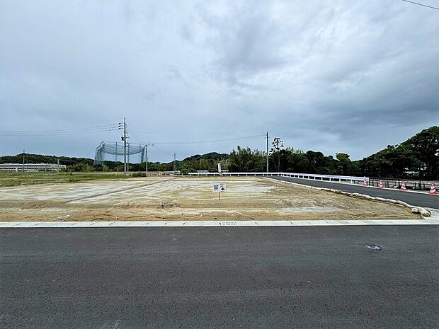 【１２-８号地（2024年6月）撮影】東側・南側接道、面積243.96m2