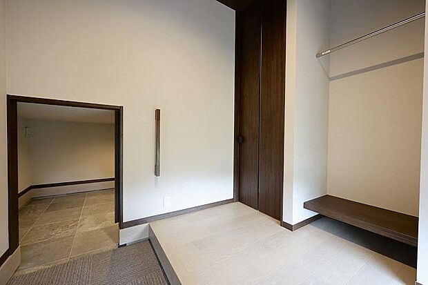 【玄関横の土間蔵】現地(2025年7月)撮影 玄関の横に土間蔵を作りました。炭や土が付くBBQセットやお子様の三輪車、ベビーカーなどの収納にとても役立ちます!