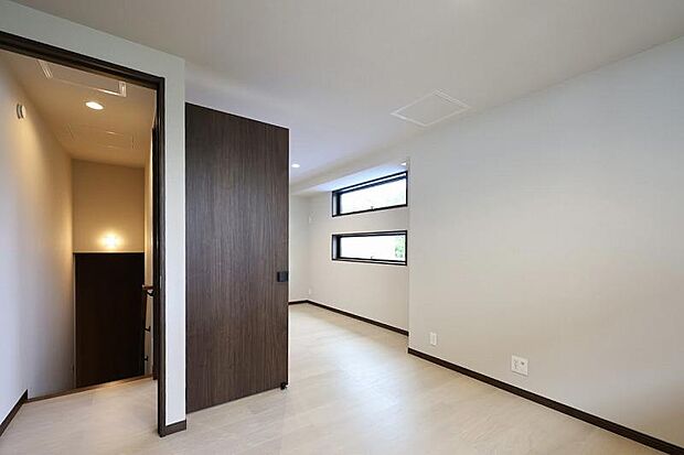 【洋室】現地(2025年7月)撮影 1.5階の子ども部屋は「2ドアワンルーム」仕様。お子様が小さいときは広く使い、将来大きくなったときには、家具などで間仕切り、2部屋に分けることも可能です。