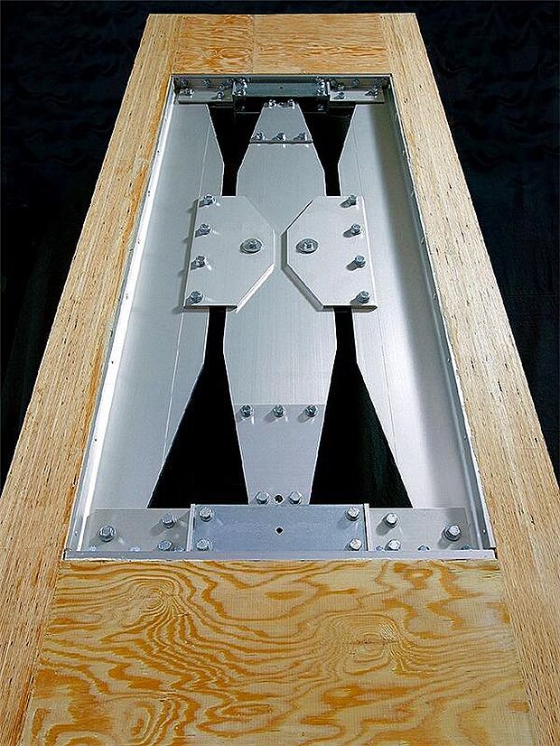 【制震装置「 MGEO 」】「倒壊ゼロ」の耐震構造に、制震装置「 MGEO 」を導入。ミサワホームは内装仕上げ材の「損傷ゼロ」までも目指します。 ●地震エネルギーを最大約50%軽減 ●繰り返し何度でも効果あり●メンテナンスフリー