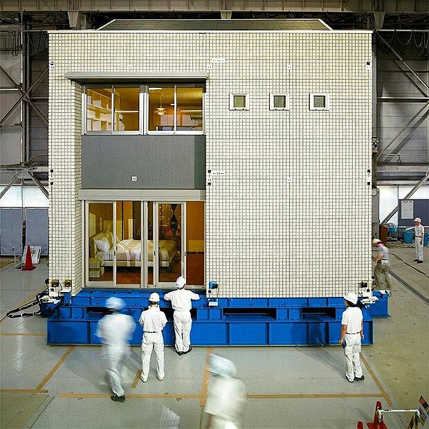 【実験後の検証】阪神・淡路大震災の2倍レベルの1873ガルの揺れなど、合計39回もの加振を行った実験後の検証では、構造体の損傷ゼロ、内装仕上げにも目立った被害はありませんでした。