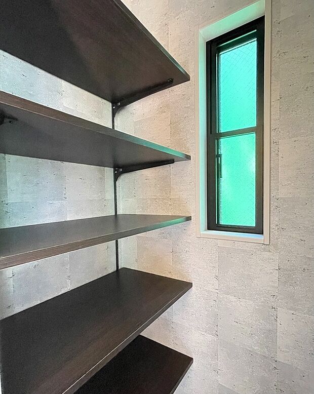 【土間収納】お手入れのしやすいクロスや棚、カラーをセレクトいただけます♪（弊社施工例）