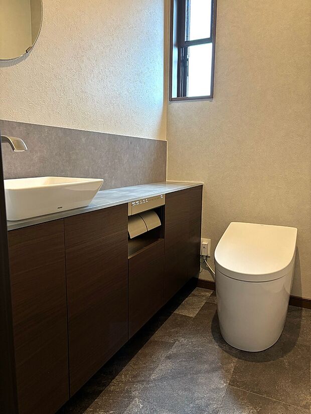 【【トイレ】TOTO(弊社オプション施工例)】便座・便ふたソフト閉止、温風乾燥の機能付き