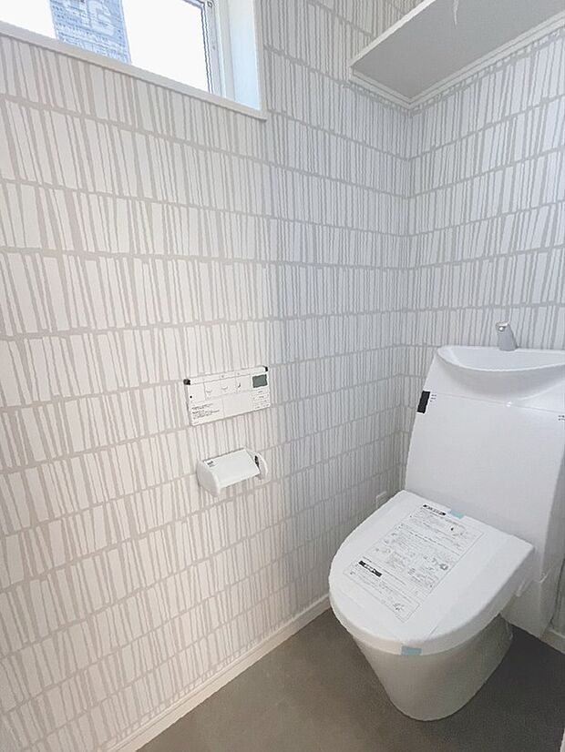 【トイレインテリア】アクセントクロスを加え、トイレ空間を際立たせます(弊社施工例)