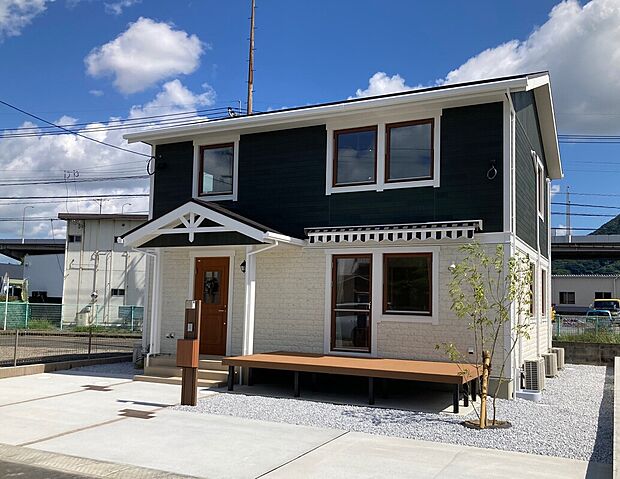 ダークグリーンとホワイトの外装を採用。