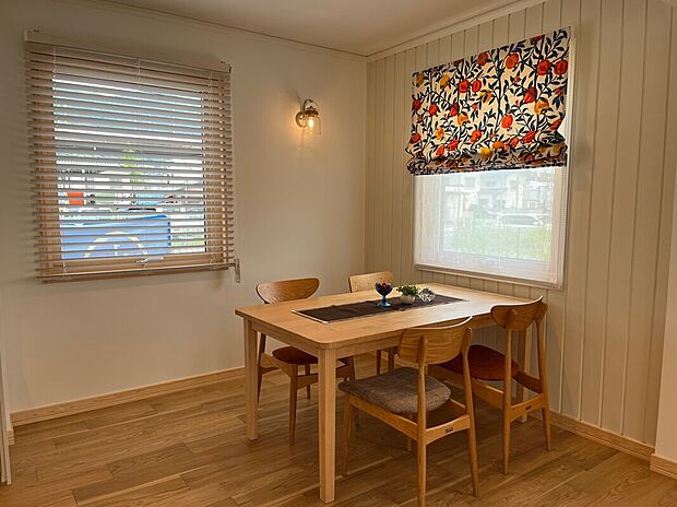 【ダイニング】ウッドブラインドとスウェーデンの手染めカーテンを採用。