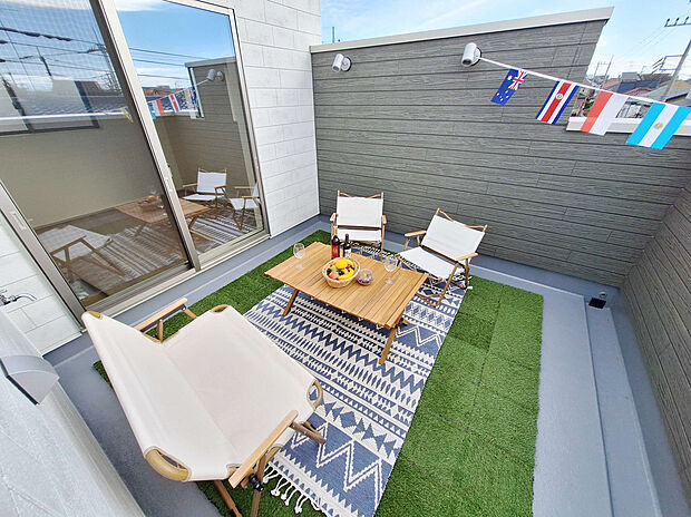 【開放的なルーフバルコニー】夜間に便利なスポットライト・水栓・屋外用コンセントが標準仕様です。