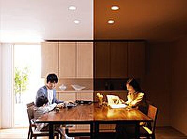 【「リビングダウンライト照明(調光・調色)」標準装備】リビングの照明には調光・調色機能を備えたダウンライトを全棟標準装備。お手元のリモコン一つで調光と調色の操作の他、自由に4パターンお好きなシーン設定も可能です。シーンに合わせた空間演出を日々の暮らしに。