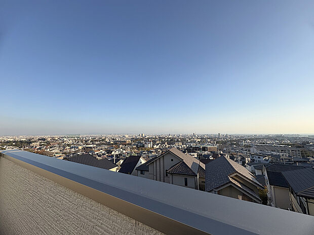 バルコニーからの眺望。抜群の解放感、何にも邪魔されない採光・通風。