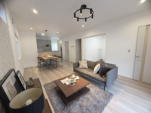 広々と開放感あるLDK。司令塔型キッチンを採用しており、家事をしながらLDKを見渡すことができるので、子育ても安心！