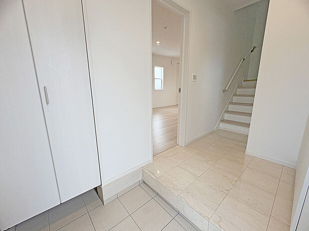 大理石張りで高級感ある玄関ホール。