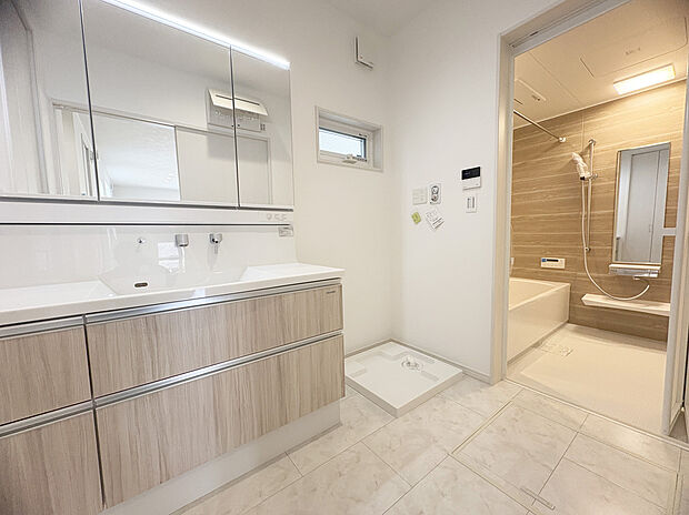 ワイドで三面鏡にたっぷりの収納を備えた洗面化粧台。