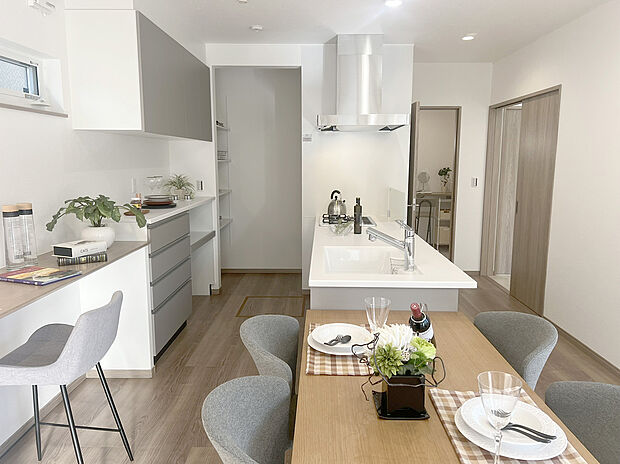 【キッチン廻り収納】大型カップボードとパントリーを完備。調理家電や食器などで溢れやすいキッチンを、スッキリお片付けできます。