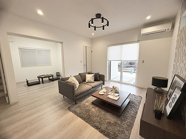 【リビング横の洋室】引き戸開けて大空間にするも良し、閉じてプライベートスペースにするも良し。用途に応じて使い分け可能。