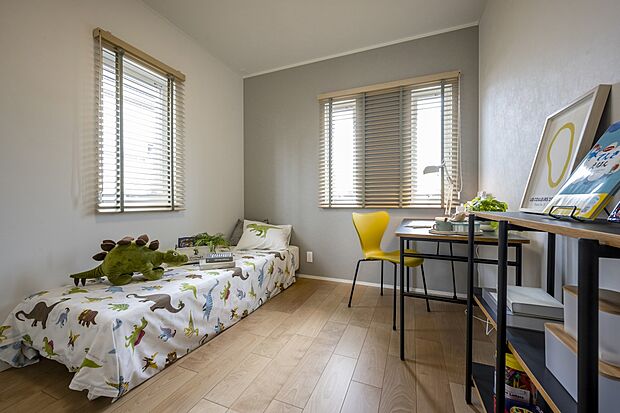 【２階洋室】全居室に収納を完備する事で、各居室の広さをフル活用可能。