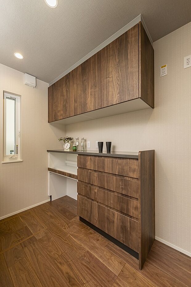 【キッチン】大型カップボード標準装備。調理家電等をたっぷり収納できます。