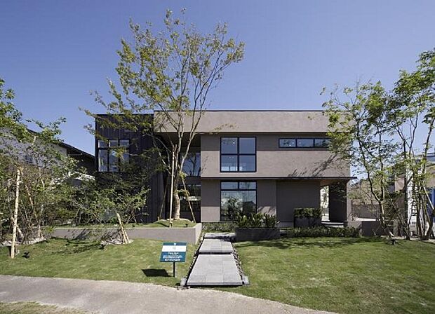 【hit大野城住宅展示場モデルハウス】寛ぎの空間から見上げたその先に広がるのは、たくさんの光が降りそそぐ広い吹抜け。私たちが目指しているのは、住まう人が楽しく幸せに暮らせるオンリーワンの家づくりです。(水曜定休)