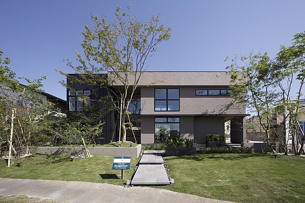 【hit大野城住宅展示場モデルハウス】寛ぎの空間から見上げたその先に広がるのは、たくさんの光が降りそそぐ広い吹抜け。私たちが目指しているのは、住まう人が楽しく幸せに暮らせるオンリーワンの家づくりです。(水曜定休)